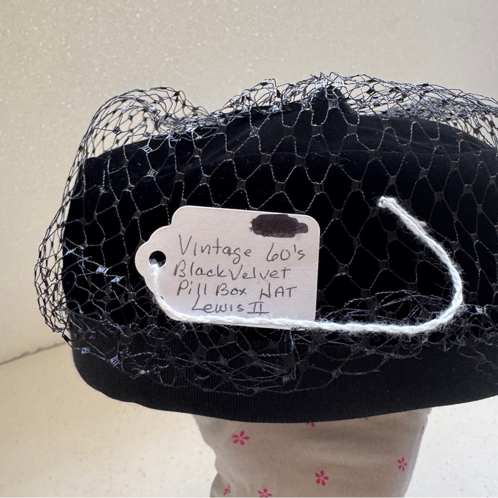 Black Velvet Pillbox Hat with Veil Vintage 60s Lewis II - Picture 3 of 12
